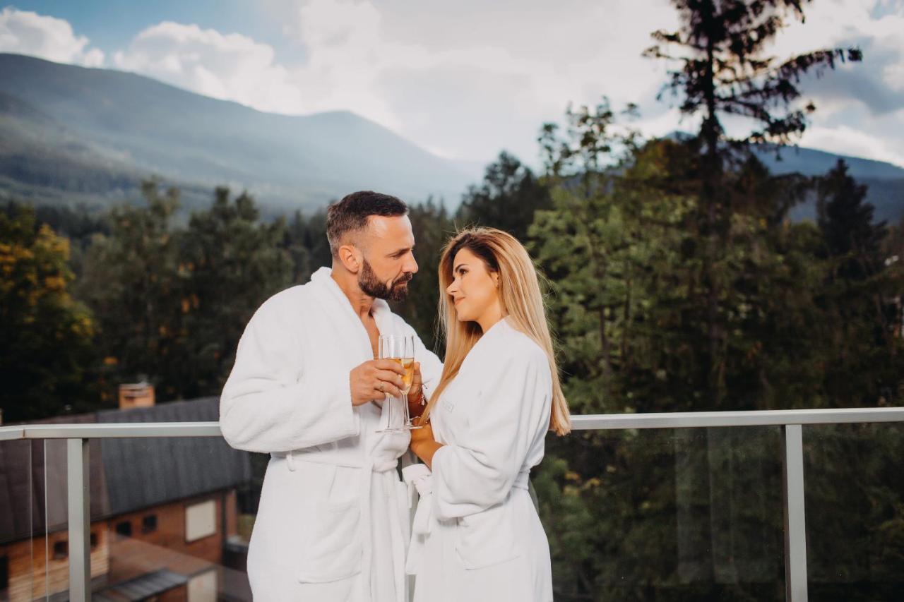Green Mountain 5* Hotel Karpacz Luaran gambar A couple wearing bathrobes