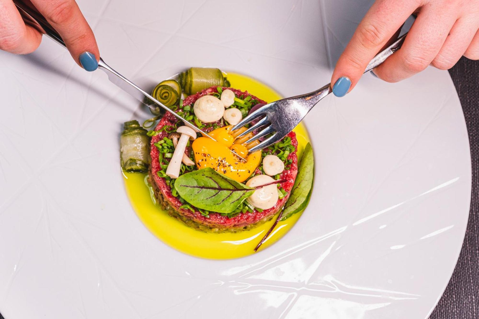Green Mountain 5* Hotel Karpacz Luaran gambar A steak tartare