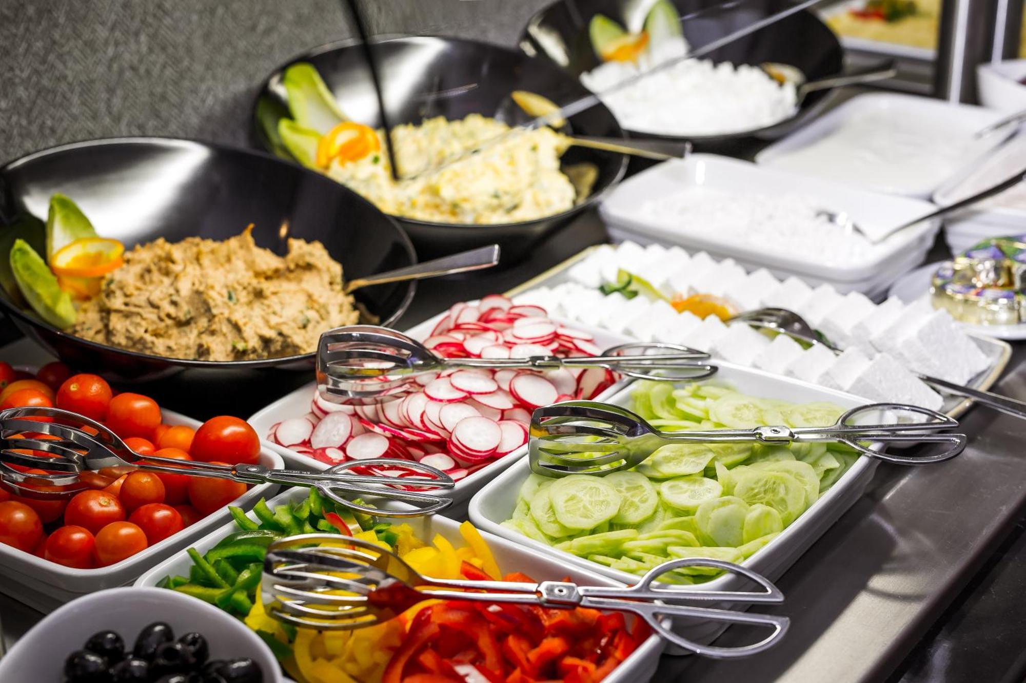 Green Mountain 5* Hotel Karpacz Luaran gambar A salad bar