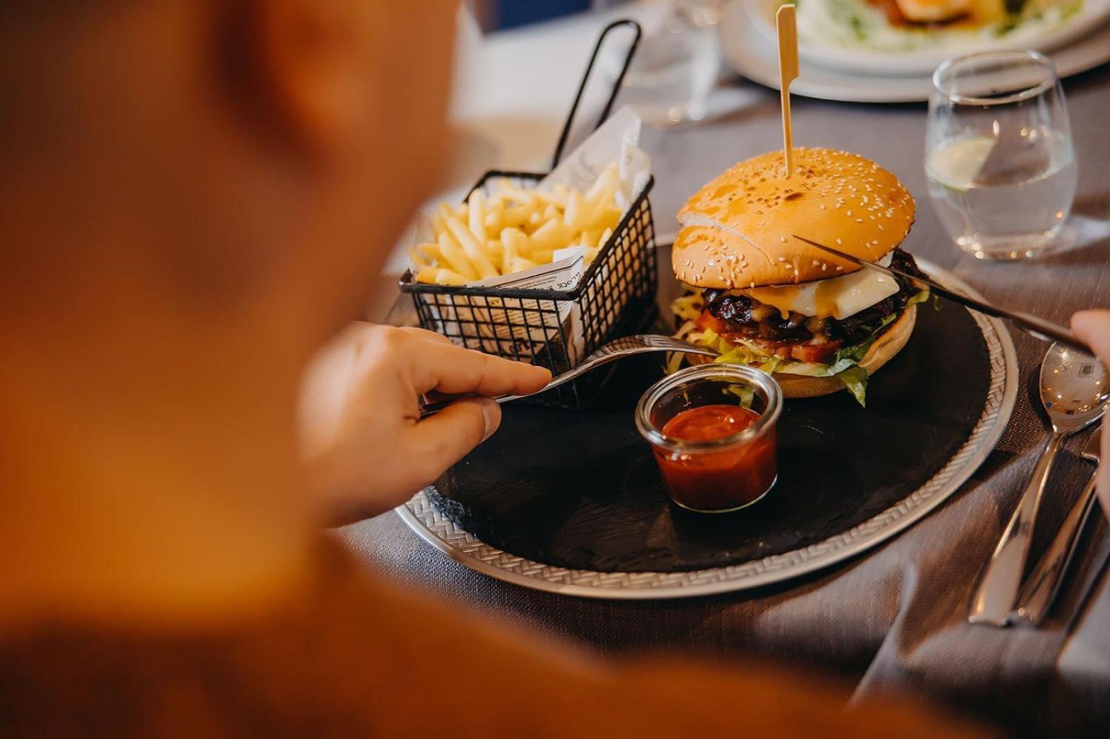 Green Mountain 5* Hotel Karpacz Luaran gambar A hamburger with chips